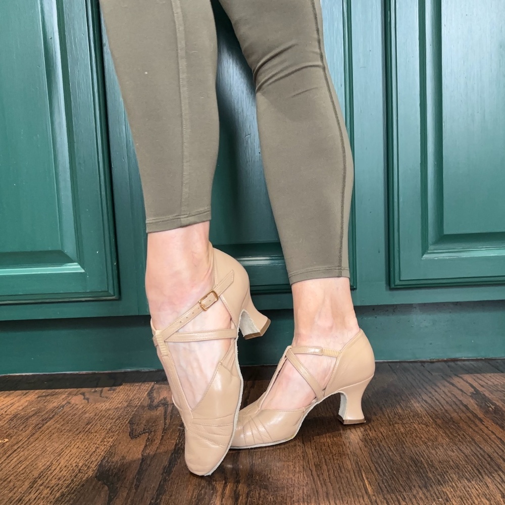 LaDuca Rachelle 2.5" heel soft sole shoes size 6.5